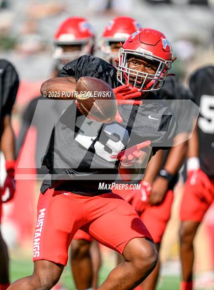 Thumbnail 3 in Cypress Falls vs. North Shore (UIL 6A D1 Football Regional) photogallery.