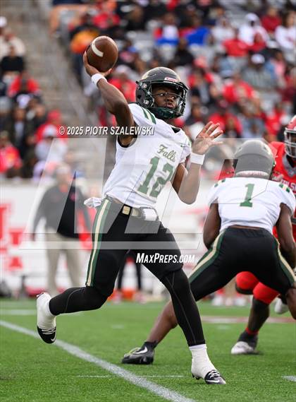 Thumbnail 3 in Cypress Falls vs. North Shore (UIL 6A D1 Football Regional) photogallery.