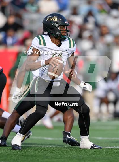 Thumbnail 2 in Cypress Falls vs. North Shore (UIL 6A D1 Football Regional) photogallery.