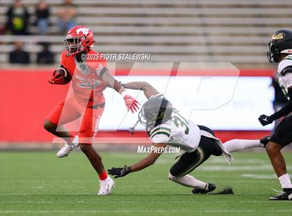 Thumbnail 2 in Cypress Falls vs. North Shore (UIL 6A D1 Football Regional) photogallery.