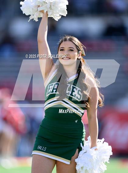 Thumbnail 2 in Cypress Falls vs. North Shore (UIL 6A D1 Football Regional) photogallery.