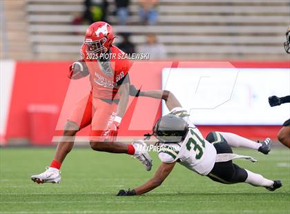 Thumbnail 2 in Cypress Falls vs. North Shore (UIL 6A D1 Football Regional) photogallery.