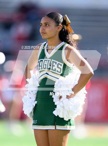 Thumbnail 3 in Cypress Falls vs. North Shore (UIL 6A D1 Football Regional) photogallery.