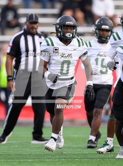 Thumbnail 1 in Cypress Falls vs. North Shore (UIL 6A D1 Football Regional) photogallery.