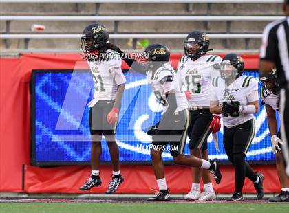 Thumbnail 2 in Cypress Falls vs. North Shore (UIL 6A D1 Football Regional) photogallery.