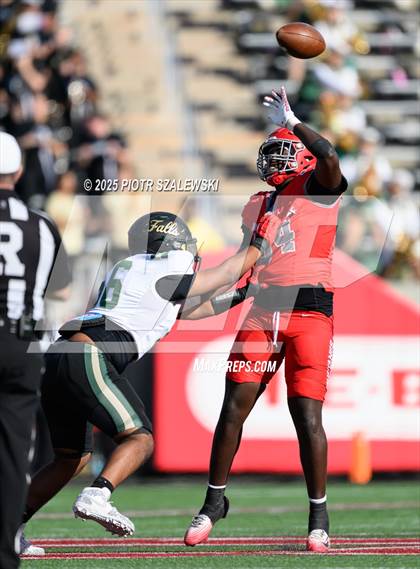 Thumbnail 1 in Cypress Falls vs. North Shore (UIL 6A D1 Football Regional) photogallery.