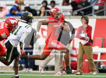 Thumbnail 3 in Cypress Falls vs. North Shore (UIL 6A D1 Football Regional) photogallery.