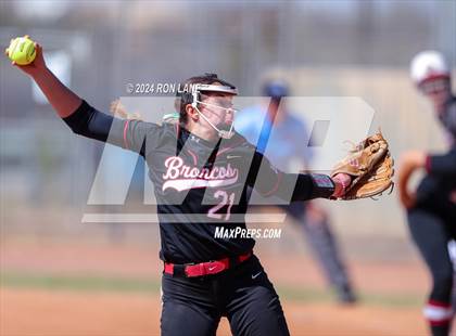 Thumbnail 3 in Edmond Memorial vs Mustang (OSSAA 6A Quarterfinal) photogallery.