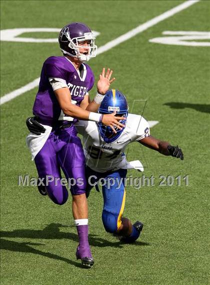 Thumbnail 1 in Oscar Smith vs. Pickerington Central (Kirk Herbstreit National Kickoff Classic) photogallery.