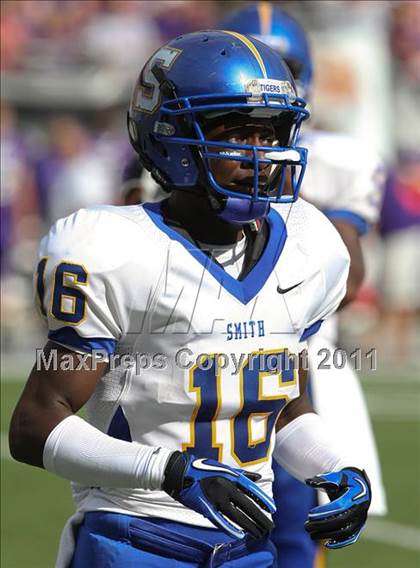 Thumbnail 1 in Oscar Smith vs. Pickerington Central (Kirk Herbstreit National Kickoff Classic) photogallery.