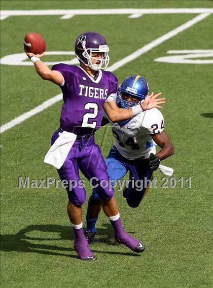 Thumbnail 2 in Oscar Smith vs. Pickerington Central (Kirk Herbstreit National Kickoff Classic) photogallery.