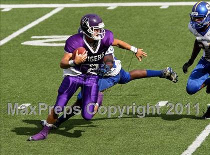 Thumbnail 2 in Oscar Smith vs. Pickerington Central (Kirk Herbstreit National Kickoff Classic) photogallery.