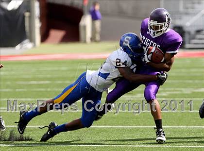 Thumbnail 3 in Oscar Smith vs. Pickerington Central (Kirk Herbstreit National Kickoff Classic) photogallery.