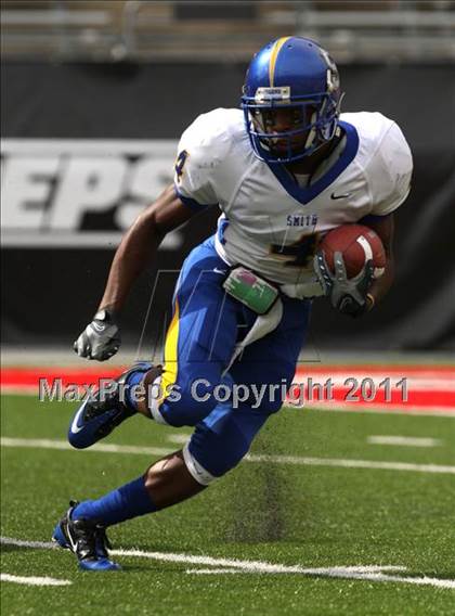 Thumbnail 3 in Oscar Smith vs. Pickerington Central (Kirk Herbstreit National Kickoff Classic) photogallery.