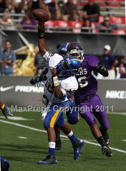 Thumbnail 1 in Oscar Smith vs. Pickerington Central (Kirk Herbstreit National Kickoff Classic) photogallery.