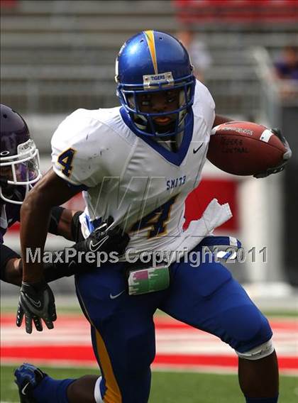 Thumbnail 2 in Oscar Smith vs. Pickerington Central (Kirk Herbstreit National Kickoff Classic) photogallery.