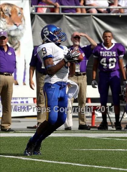 Thumbnail 1 in Oscar Smith vs. Pickerington Central (Kirk Herbstreit National Kickoff Classic) photogallery.