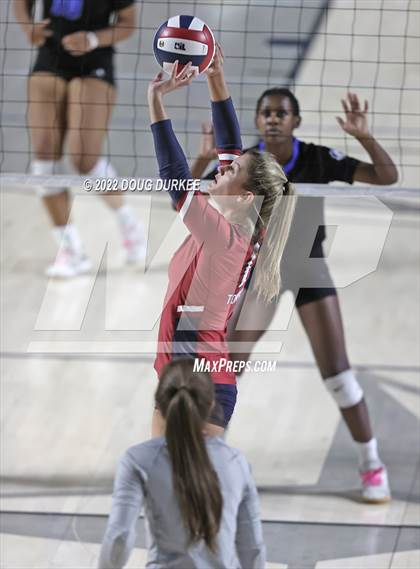 Thumbnail 3 in Tompkins vs. Clear Springs (UIL 6A Region 3 Semi Finals) photogallery.