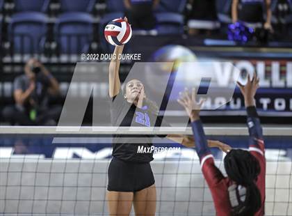 Thumbnail 2 in Tompkins vs. Clear Springs (UIL 6A Region 3 Semi Finals) photogallery.
