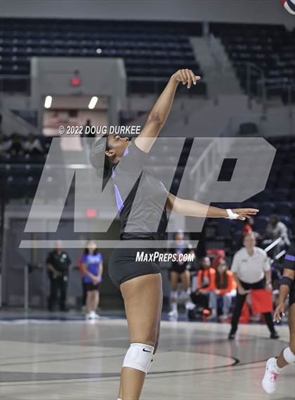 Thumbnail 3 in Tompkins vs. Clear Springs (UIL 6A Region 3 Semi Finals) photogallery.