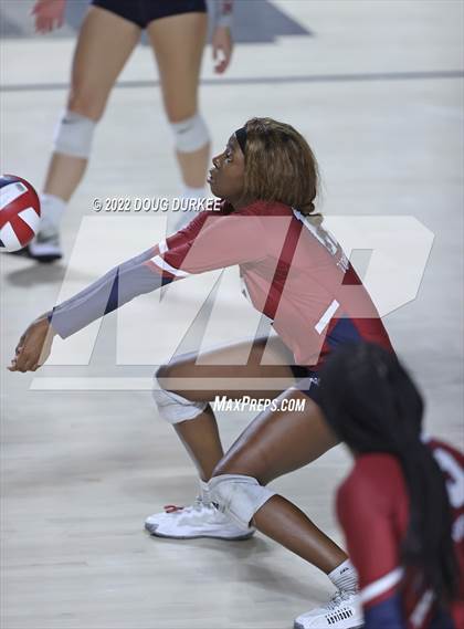Thumbnail 3 in Tompkins vs. Clear Springs (UIL 6A Region 3 Semi Finals) photogallery.