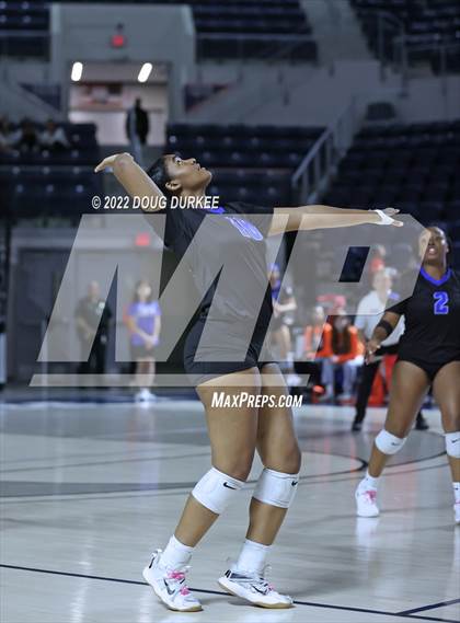 Thumbnail 1 in Tompkins vs. Clear Springs (UIL 6A Region 3 Semi Finals) photogallery.