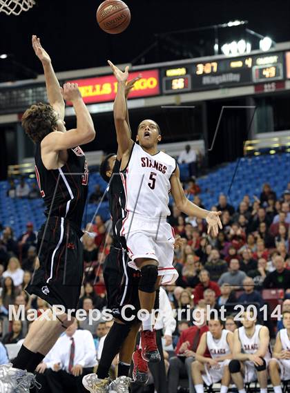 Thumbnail 2 in Monte Vista vs. Centennial (CIF State D1 Final) photogallery.