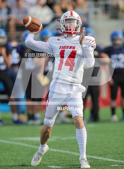 Thumbnail 3 in Rich vs. Milford (UHSAA 8 Man Final) photogallery.