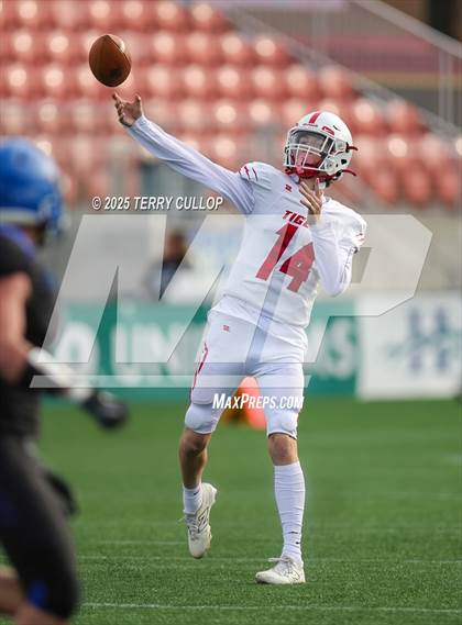 Thumbnail 3 in Rich vs. Milford (UHSAA 8 Man Final) photogallery.