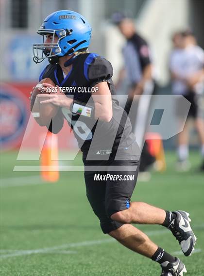 Thumbnail 2 in Rich vs. Milford (UHSAA 8 Man Final) photogallery.