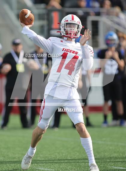 Thumbnail 3 in Rich vs. Milford (UHSAA 8 Man Final) photogallery.