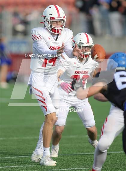 Thumbnail 1 in Rich vs. Milford (UHSAA 8 Man Final) photogallery.