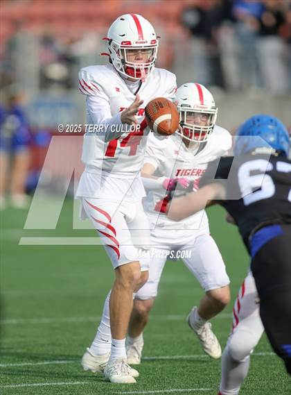 Thumbnail 2 in Rich vs. Milford (UHSAA 8 Man Final) photogallery.