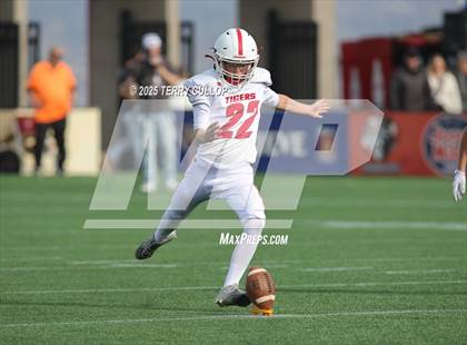 Thumbnail 1 in Rich vs. Milford (UHSAA 8 Man Final) photogallery.