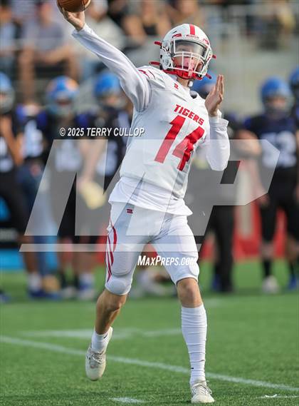 Thumbnail 1 in Rich vs. Milford (UHSAA 8 Man Final) photogallery.