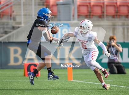 Thumbnail 3 in Rich vs. Milford (UHSAA 8 Man Final) photogallery.