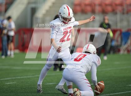 Thumbnail 3 in Rich vs. Milford (UHSAA 8 Man Final) photogallery.