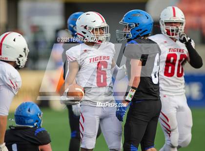 Thumbnail 1 in Rich vs. Milford (UHSAA 8 Man Final) photogallery.