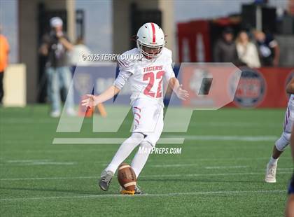 Thumbnail 3 in Rich vs. Milford (UHSAA 8 Man Final) photogallery.