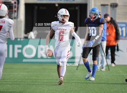 Thumbnail 2 in Rich vs. Milford (UHSAA 8 Man Final) photogallery.