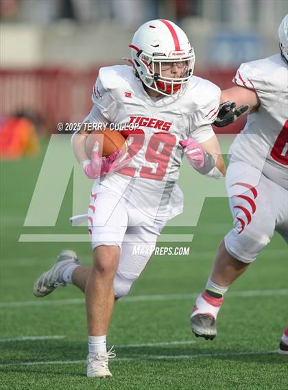 Thumbnail 1 in Rich vs. Milford (UHSAA 8 Man Final) photogallery.