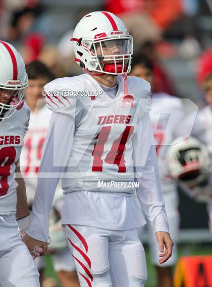 Thumbnail 2 in Rich vs. Milford (UHSAA 8 Man Final) photogallery.