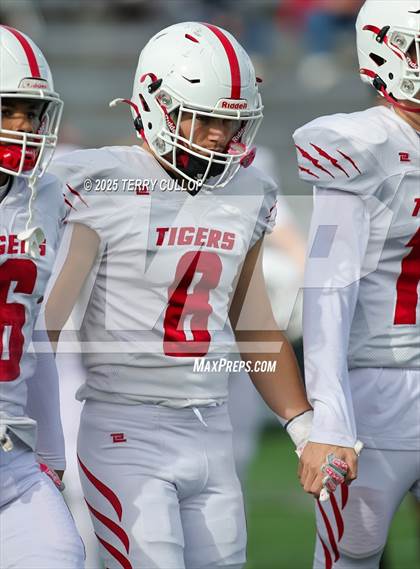 Thumbnail 3 in Rich vs. Milford (UHSAA 8 Man Final) photogallery.