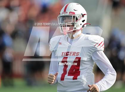 Thumbnail 1 in Rich vs. Milford (UHSAA 8 Man Final) photogallery.