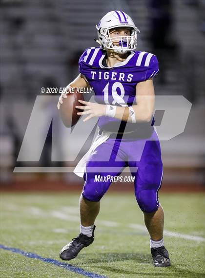 Thumbnail 1 in West vs. Mount Vernon (UIL 3A Area Playoff) photogallery.