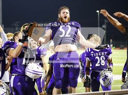 Thumbnail 3 in West vs. Mount Vernon (UIL 3A Area Playoff) photogallery.