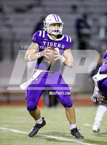 Thumbnail 3 in West vs. Mount Vernon (UIL 3A Area Playoff) photogallery.
