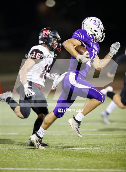 Thumbnail 3 in West vs. Mount Vernon (UIL 3A Area Playoff) photogallery.