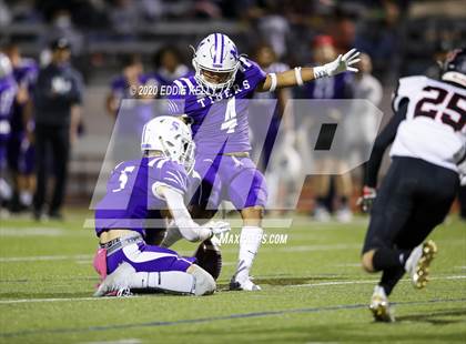 Thumbnail 2 in West vs. Mount Vernon (UIL 3A Area Playoff) photogallery.