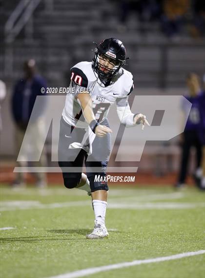Thumbnail 2 in West vs. Mount Vernon (UIL 3A Area Playoff) photogallery.